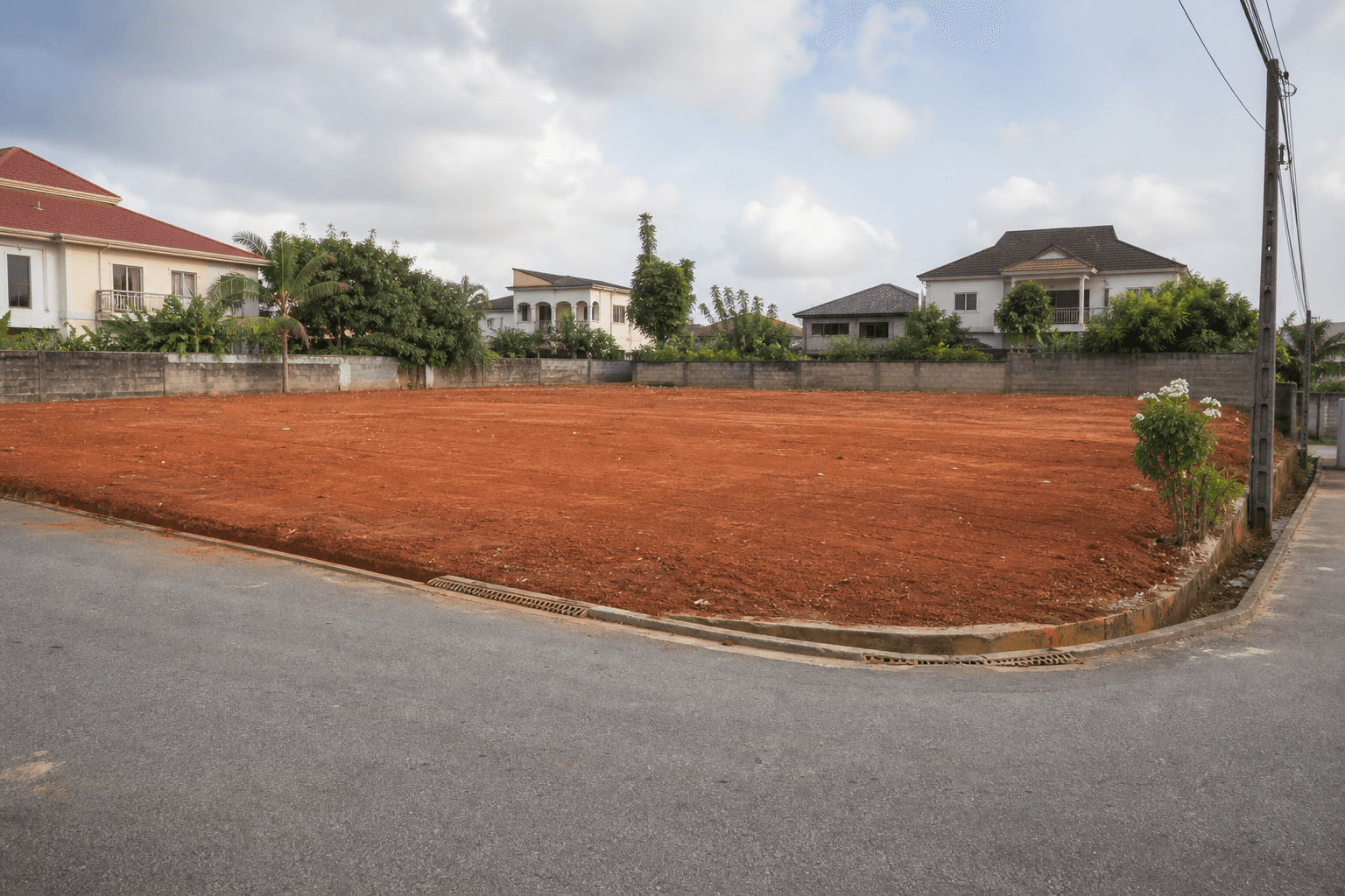 Terrain constructible à angle rue — Cocody, Abidjan