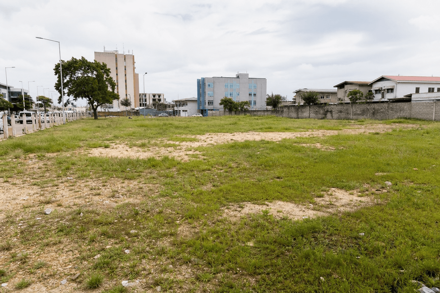 Terrain commercial en bordure de route — Marcory, Abidjan